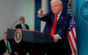 Трамп погрожує знищити Іран у разі замаху на нього