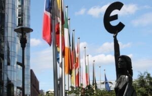 У Єврозоні річна інфляція знизилася до 2,3%