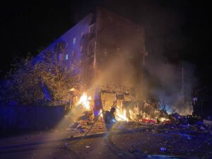 Атака на Київ: під завалами будинку знаходяться люди
