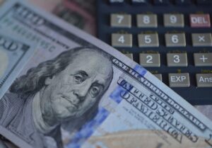 Долар обвалився через плани Трампа звільнити голову ФРС
