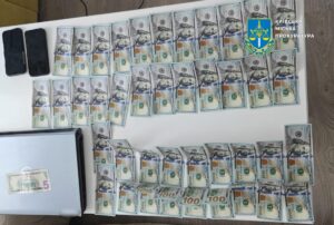 Новини України - На Київщині троє спільників купували телефони Apple за фальшиві долари