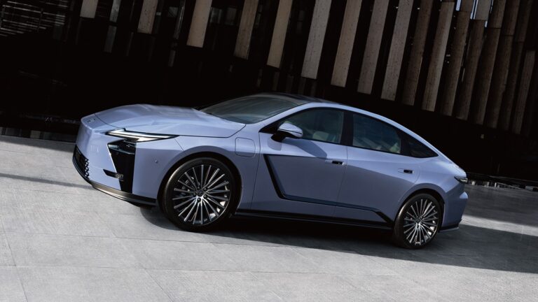 Презентовано нове покоління седана Lexus ES