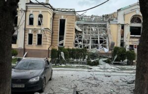 Ракетний удар РФ по Сумах: фото і відео руйнувань