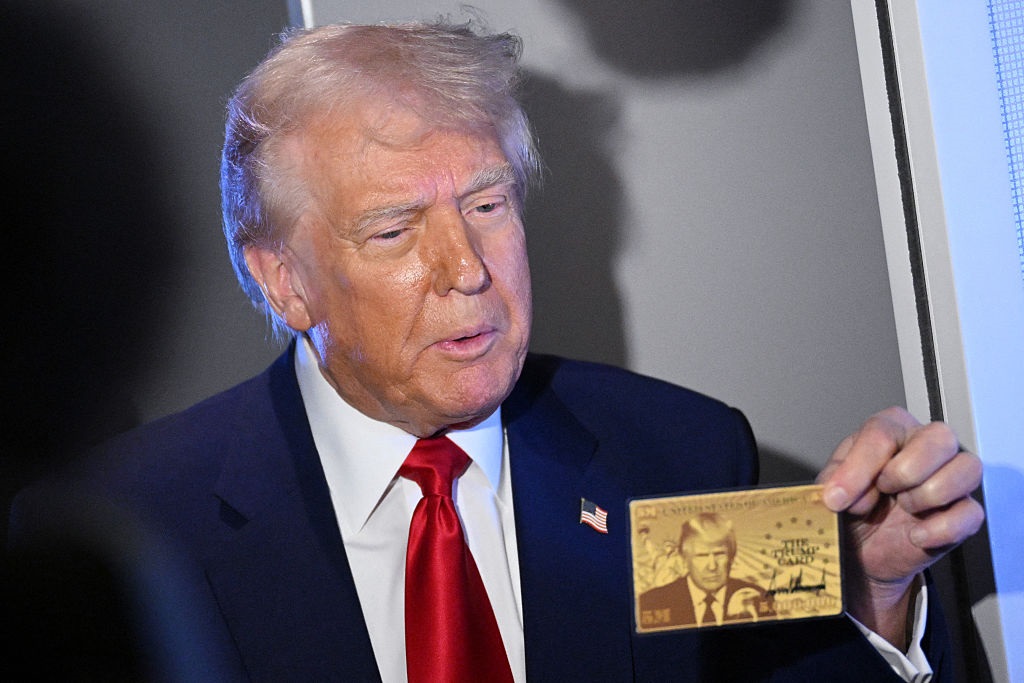 Новини світу - Трамп показав "золоту картку" з власним обличчям за $5 млн