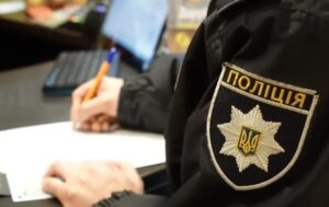 У Миколаєві кросовер вʼїхав у зупинку, є постраждала