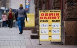 Новини бізнесу - В обмінниках триває падіння долара і євро
