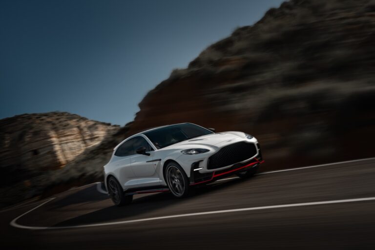 Aston Martin показала найпотужніший кросовер у світі