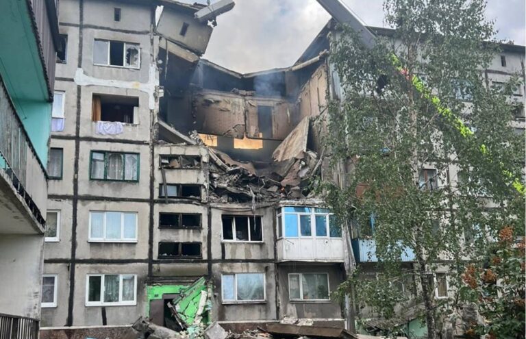 Дрон росіян влучив у п’ятиповерхівку на Донеччині
