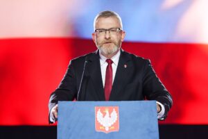 Кандидат у президенти Польщі зірвав прапор ЄС і витер ним взуття