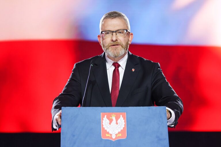 Кандидат у президенти Польщі зірвав прапор ЄС і витер ним взуття