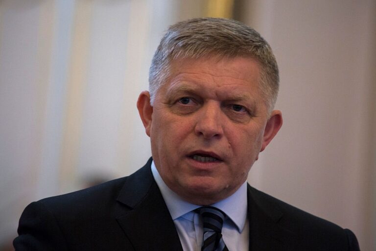 Літак з Фіцо приземлився в Москві