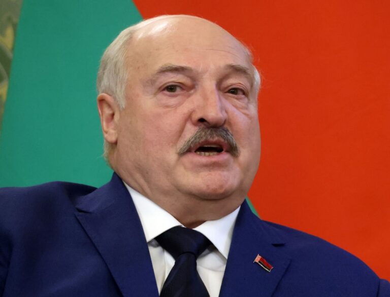 Лукашенко визнав, що затримався на посаді
