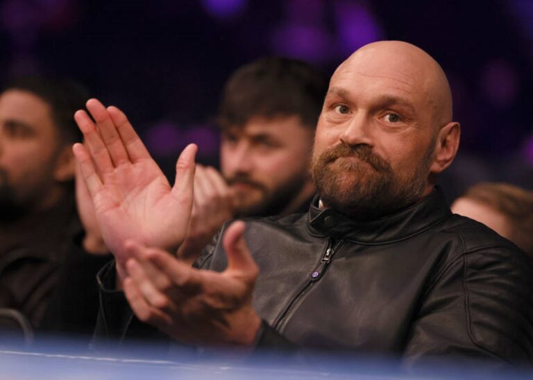 Менеджер Ф’юрі: Тайсон підготується до третього бою з Усиком