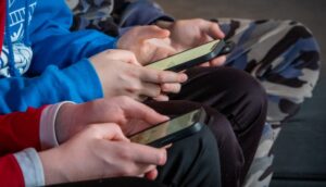 На Львівщині школярі змусили підлітка з аутизмом позувати на відео голим