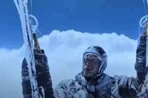 Парапланерист із Китаю випадково злетів на висоту понад 8000 метрів