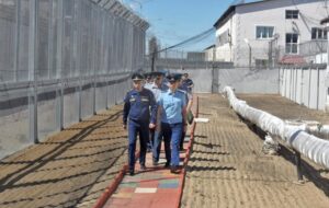 Працівнику колонії РФ оголошено підозру за знущання з українських полонених