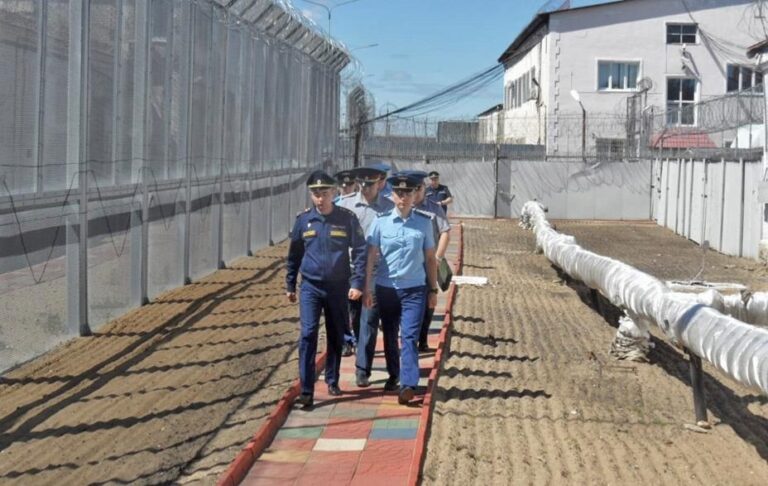 Працівнику колонії РФ оголошено підозру за знущання з українських полонених