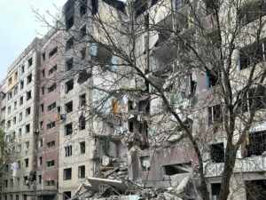 Новини України - Росіяни скинули авіабомбу на багатоповерхівку в Костянтинівці, 12 поранених