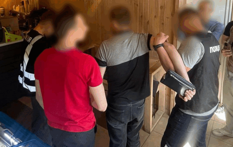 Шахрай виманював гроші у матері загиблого воїна, переконуючи, що син живий