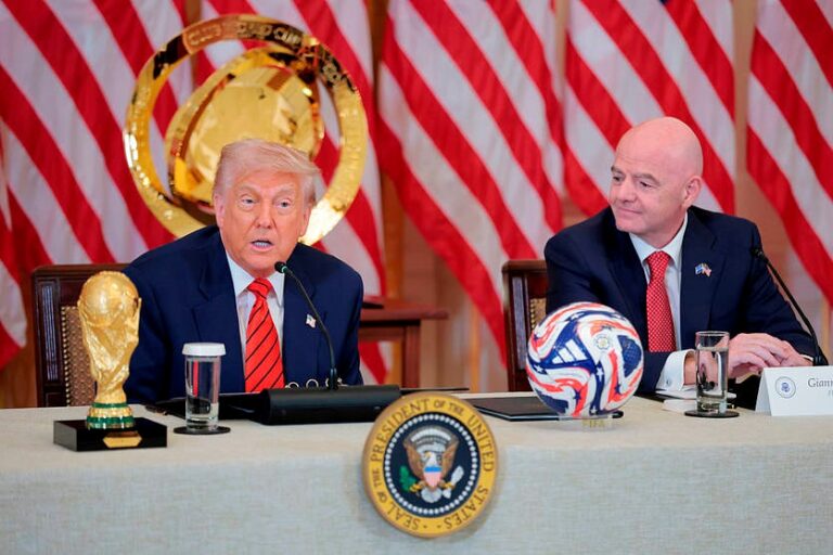 Стимул до миру? Трамп підняв тему повернення росії до участі у ЧС-2026