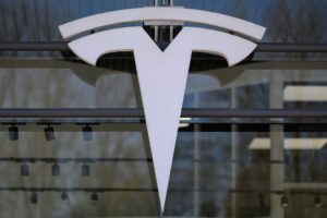 Tesla втрачає ринок Китаю через конкурента