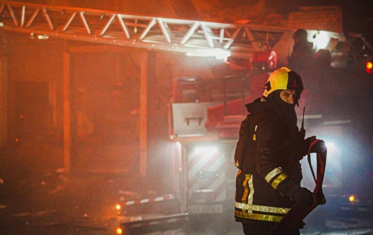 У Києві дрони вцілили у житловий будинок