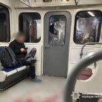 У Києві п’яний хлопець розбив скло у вагоні метро