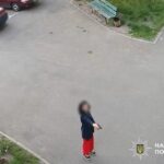 У Києві жінка стріляла по дверях багатоповерхівки