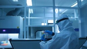 У світі швидко поширюється новий високозаразний варіант COVID-19
