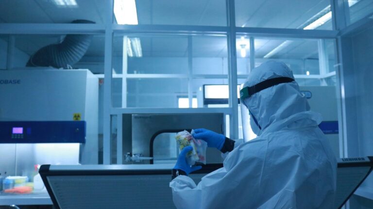 У світі швидко поширюється новий високозаразний варіант COVID-19