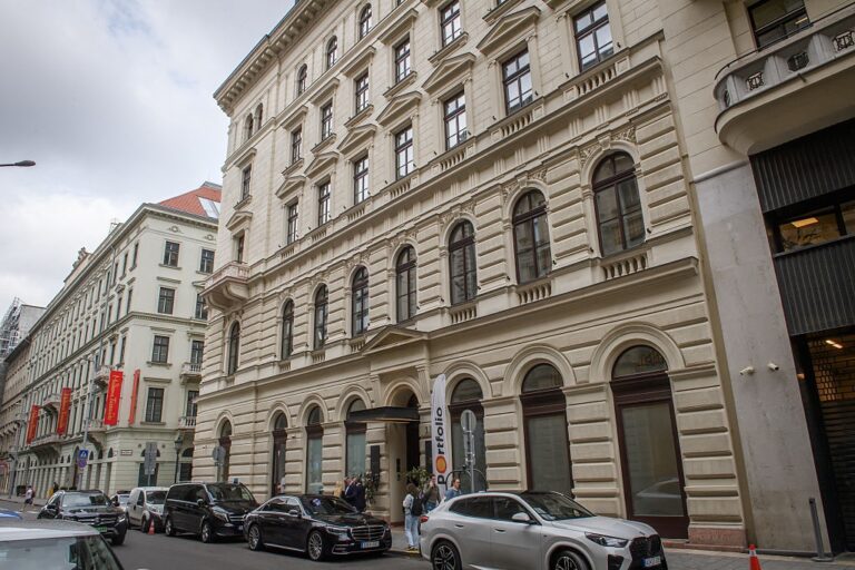 Угорщина через рекордний дефіцит заморозила частину бюджетних витрат