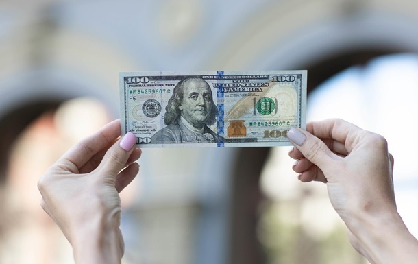 Українці різко скоротили купівлю доларів у банках
