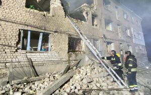В Запоріжжі витягли з-під завалів людину