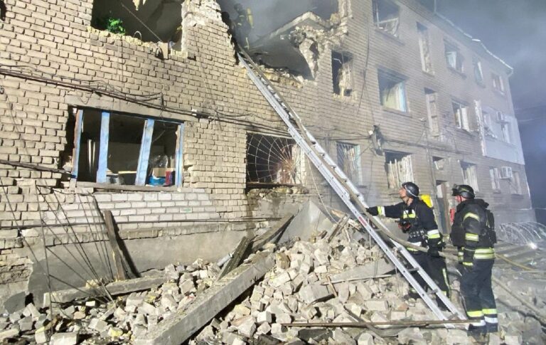 В Запоріжжі витягли з-під завалів людину