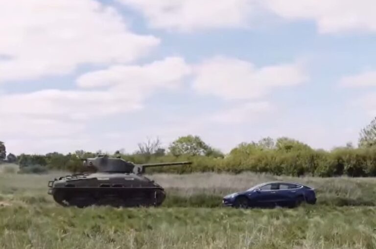 Ветеран Другої світової танком переїхав авто Tesla
