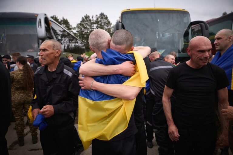 З російського полону повернулись 303 військових