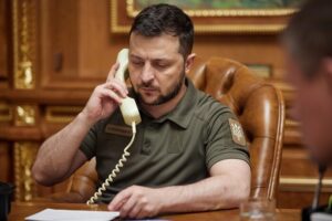 Зеленський і Трамп проводять телефонну розмову