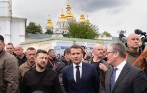 Зеленський, Макрон і Стармер погуляли в центрі Києва