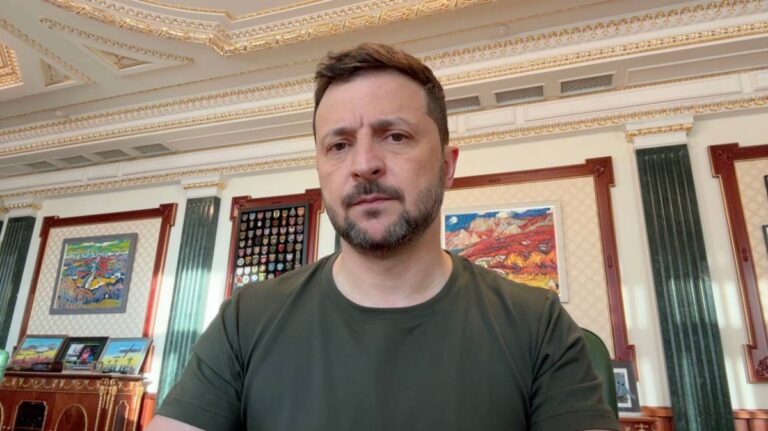 Зеленський про переговори: Очікую, хто буде від РФ