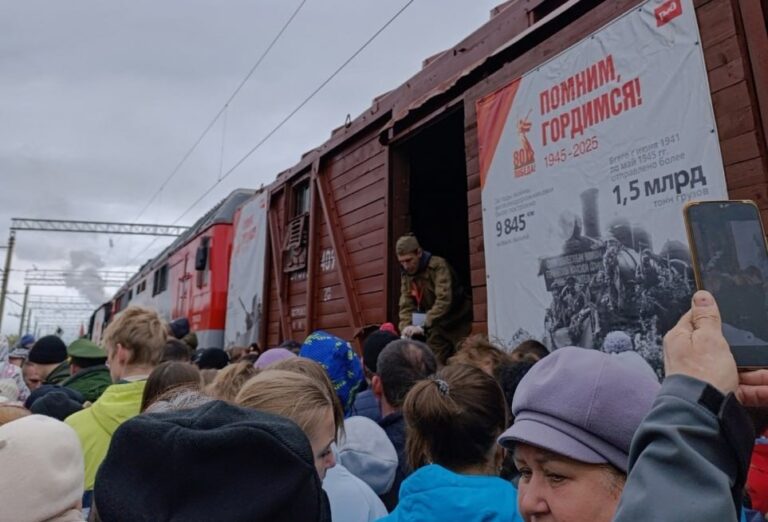Жителі російського міста билися за кашу біля “поїзда перемоги”