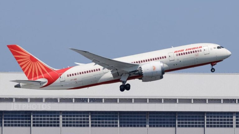 Акції Boeing впали на на 8% після катастрофи літака в Індії