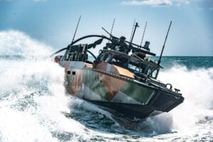Екіпаж ВМС врятував групу цивільних, яких винесло у відкрите море