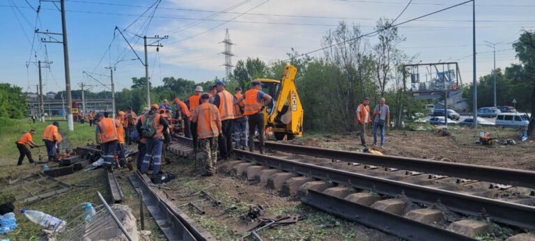 Метро та УЗ відновлюють колії після атаки, змінено маршрути