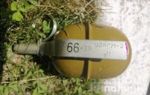 На Київщині посеред вулиці вибухнула граната, троє поранених