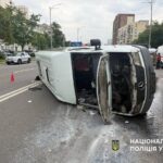 Посеред проспекту у Києві перекинувся мікроавтобус
