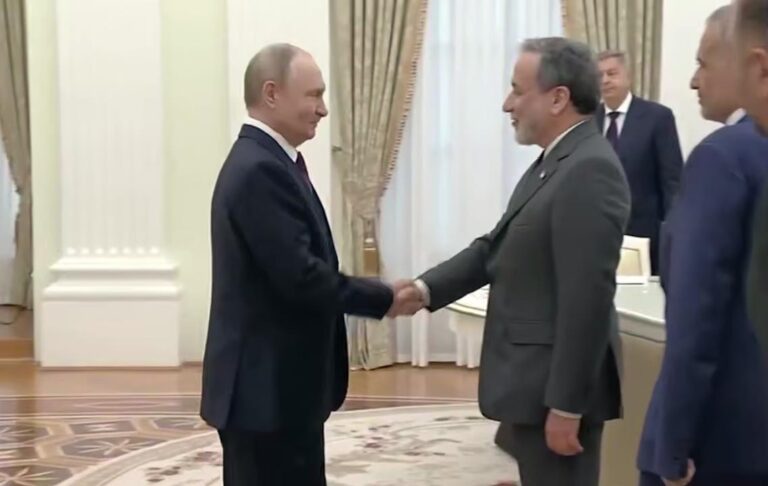Путін зустрівся з главою МЗС Ірану