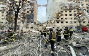 У Києві ракета РФ пробила дев’ять поверхів будинку