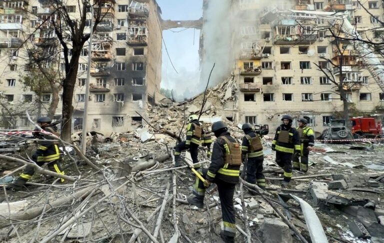 У Києві ракета РФ пробила дев’ять поверхів будинку