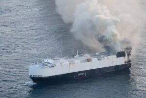 У Тихому океані горить судно з 3000 автомобілями на борту