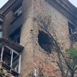 Київ після атаки: у стіні будинку величезна діра
